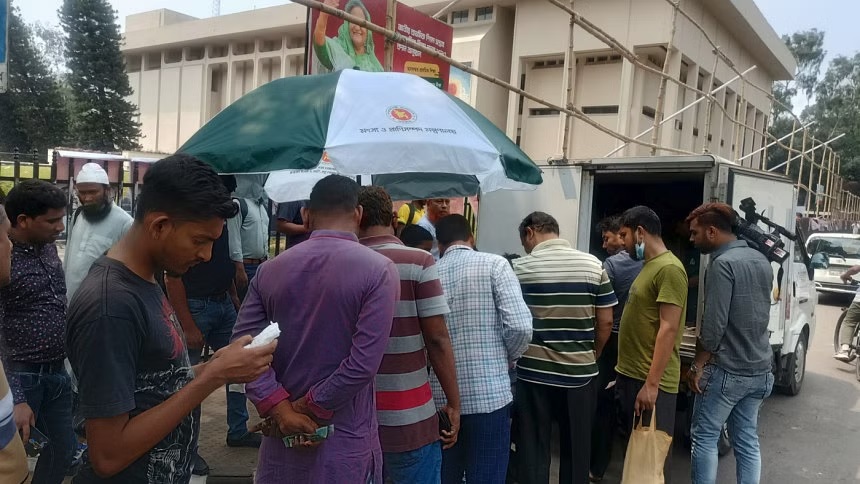 কম দামে ২০ পয়েন্টে মাংস-ডিম বিক্রি, মধ্যবিত্তের স্বস্তি