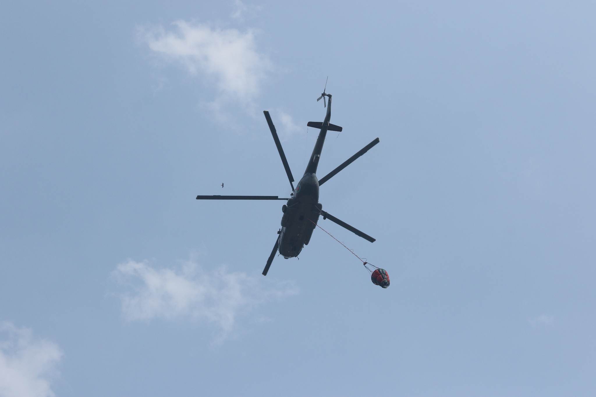 বঙ্গবাজারের আগুন নিয়ন্ত্রণে বিমানবাহিনীর হেলিকপ্টার: আইএসপিআর