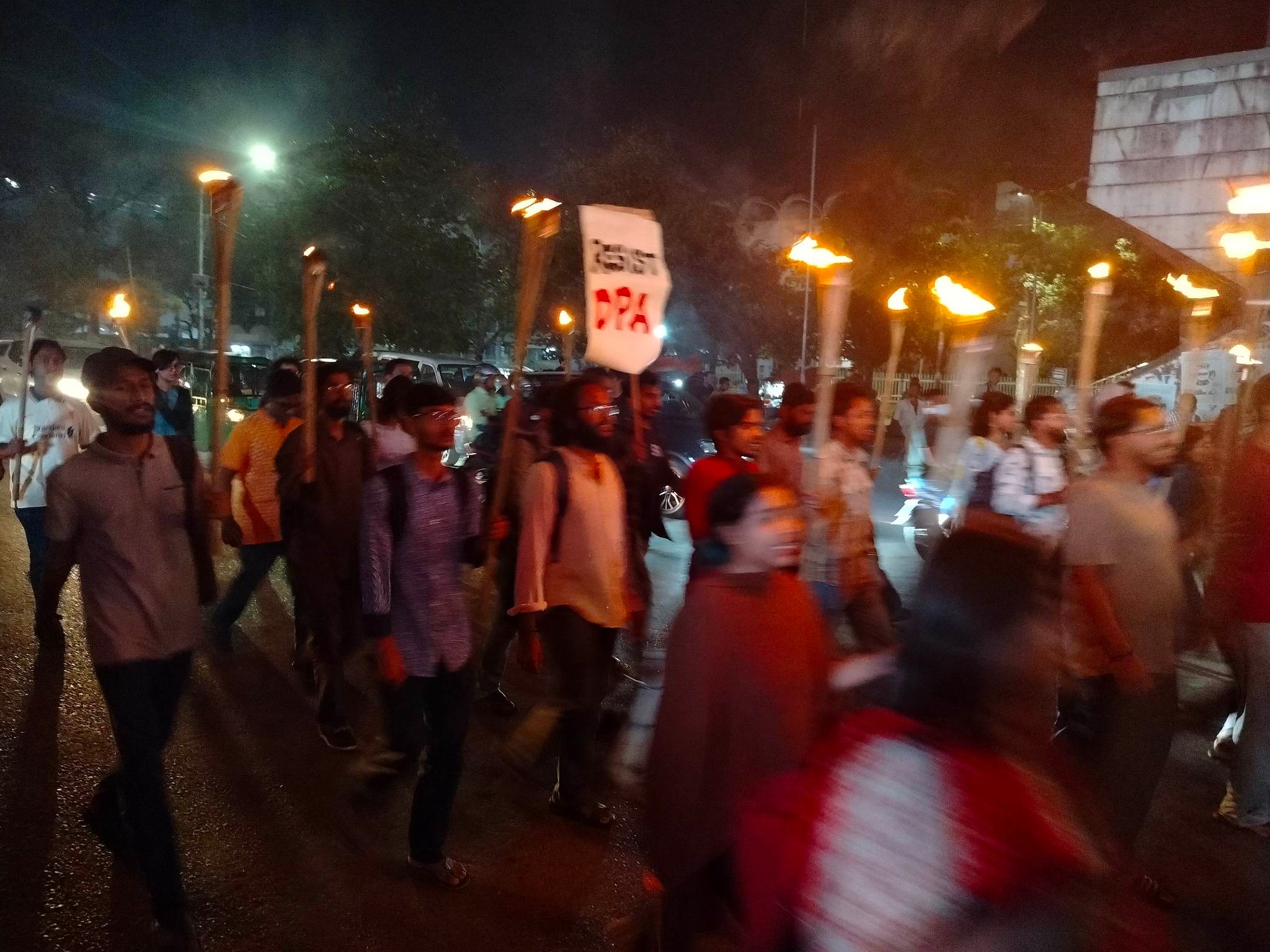 জবি শিক্ষার্থী খাদিজার মুক্তির দাবিতে ঢাবিতে বিশ্ববিদ্যালয় শিক্ষার্থীদের বিক্ষোভ