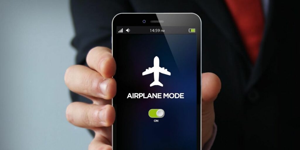 যে কারণে বিমানে স্মার্টফোন ‘ফ্লাইট মোডে’ রাখা হয়