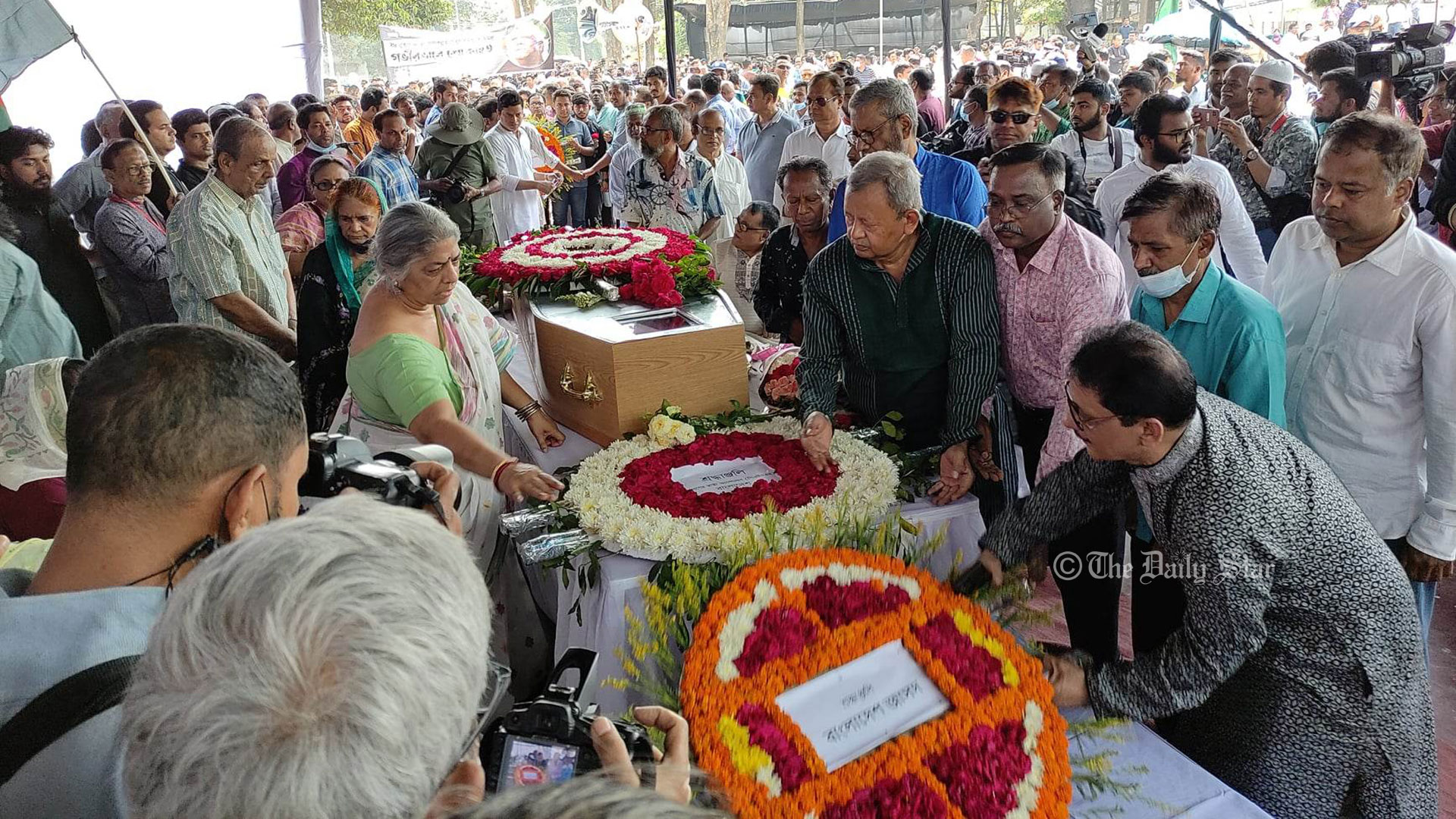 ডা. জাফরুল্লাহ চৌধুরীর প্রতি শ্রদ্ধা নিবেদন করছেন সর্বস্তরের মানুষ