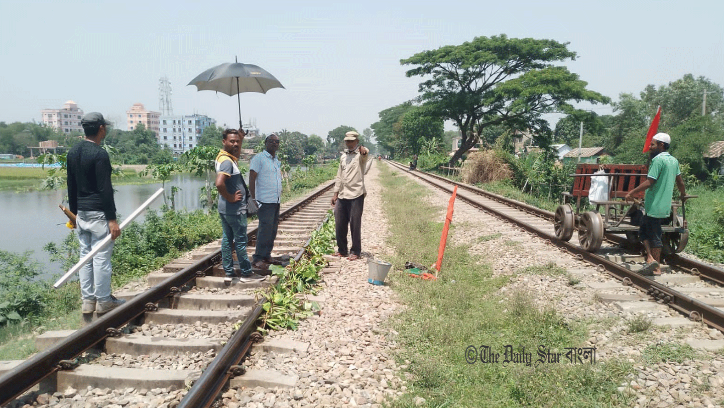তীব্র গরমে বেঁকে যেতে পারে রেললাইন, ট্রেনের গতি কমানোর নির্দেশ