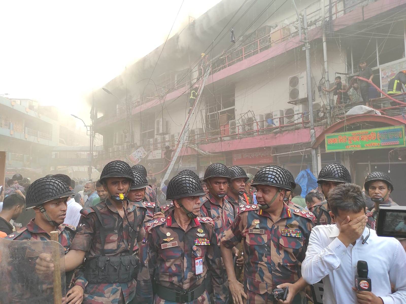 ফায়ার সার্ভিসকে সহায়তায় র‌্যাবের ১৭ টহল দল ও ১৪ প্লাটুন বিজিবি