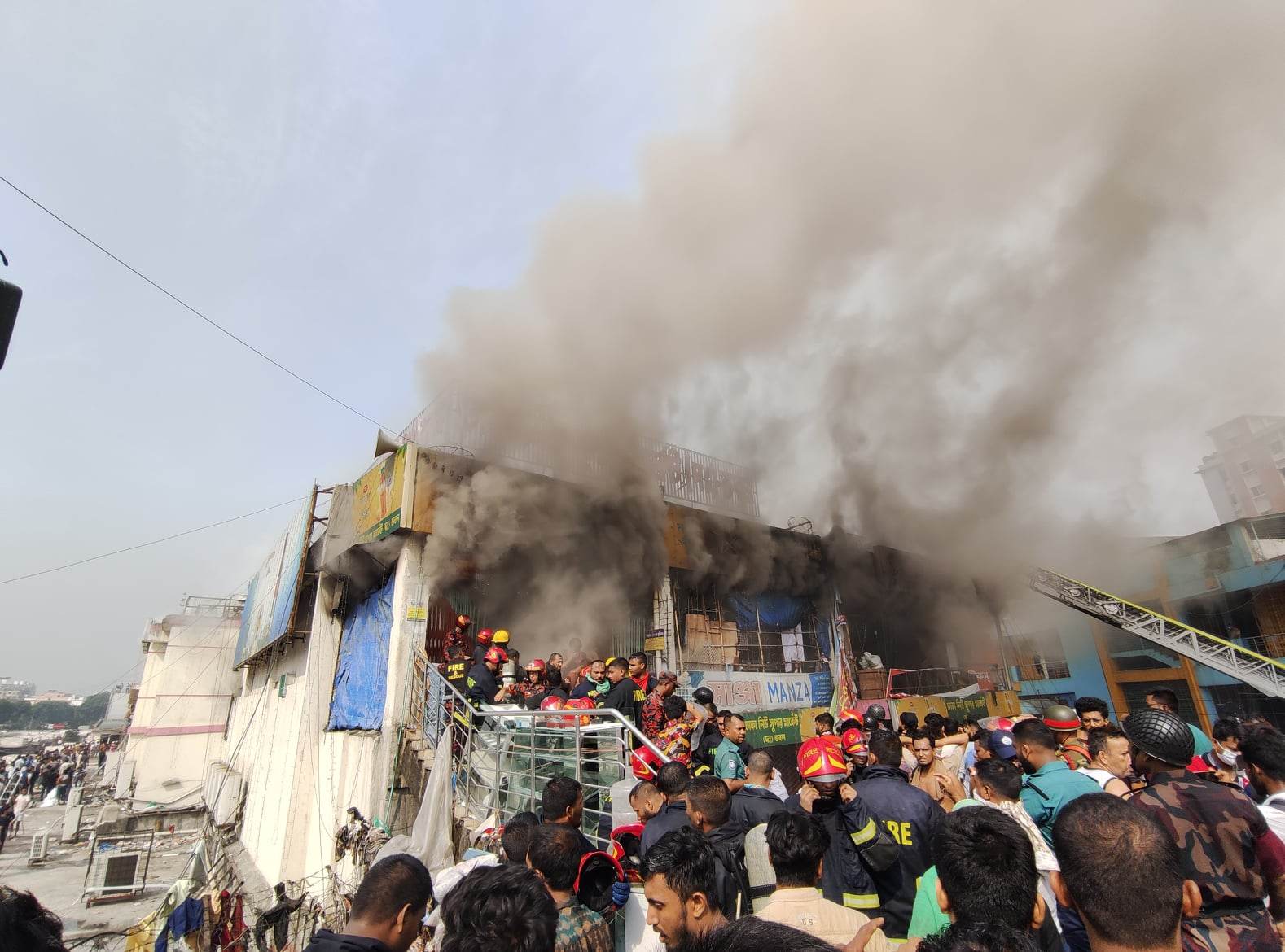 ঢাকার নিউ সুপার মার্কেটে আগুন, নিয়ন্ত্রণে ফায়ার সার্ভিসের ৩০ ইউনিট