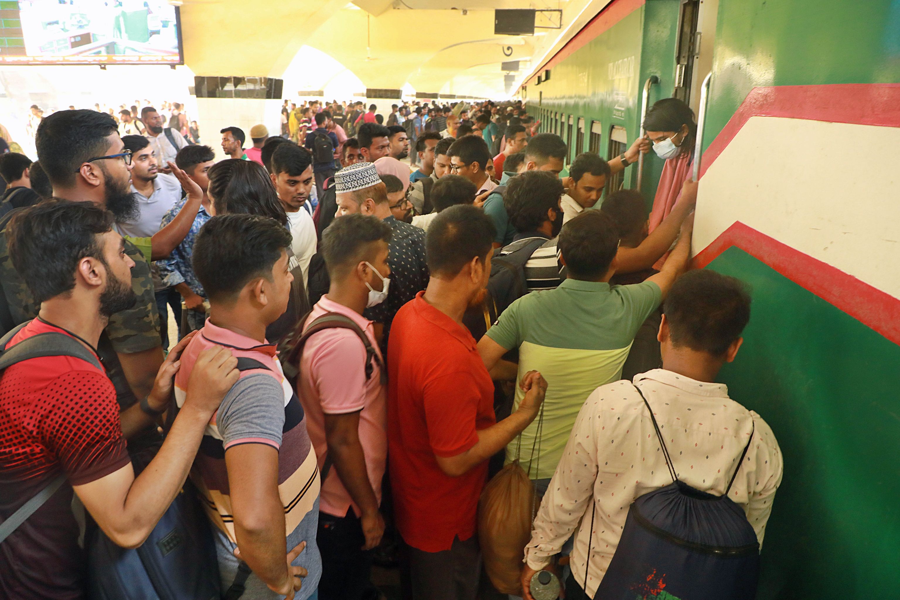 বুধবার ঢাকা ছেড়েছেন ১৬ লাখ ৭২ হাজার ৬৪৫ সিম ব্যবহারকারী