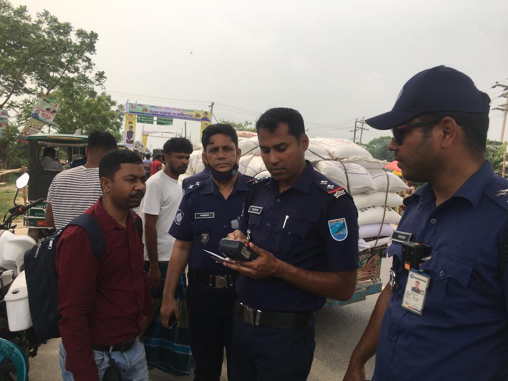 পদ্মা সেতুতে লেন না মানায় ৯ মোটরসাইকেল চালককে জরিমানা