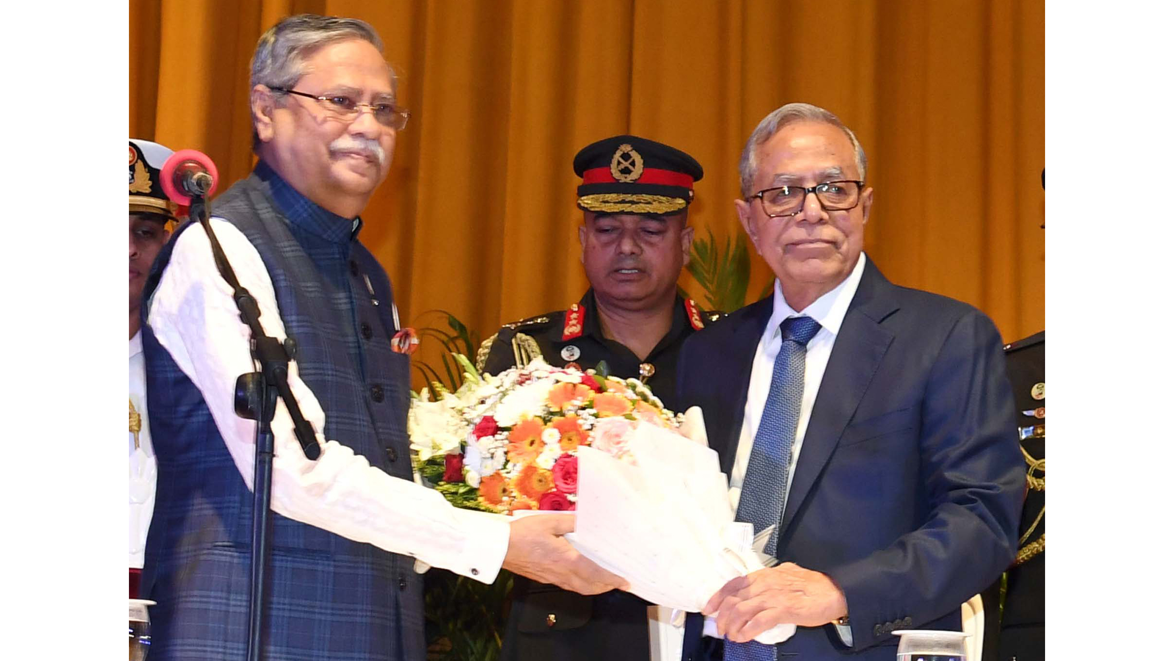 ৫২ বছরে প্রথম কোনো রাষ্ট্রপতিকে বঙ্গভবন থেকে আনুষ্ঠানিক বিদায়