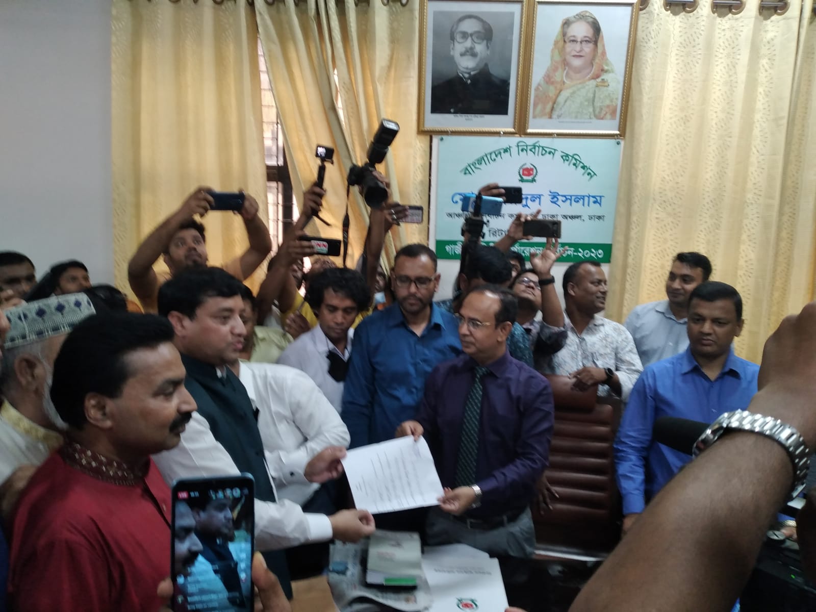 মা জায়েদা খাতুনের মনোনয়নপত্র জমা দিলেন জাহাঙ্গীর