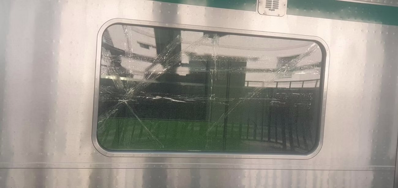 মেট্রোরেলে ঢিল, ভাঙা জানালা মেরামত করছেন জাপানি প্রকৌশলীরা