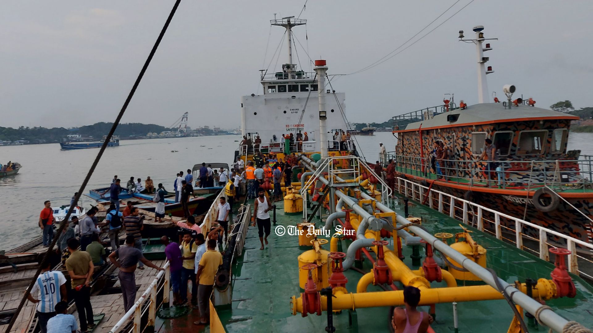 কীর্তনখোলা নদীতে তেলবাহী ট্যাংকার বিস্ফোরণে নিহত ২, আহত ৩