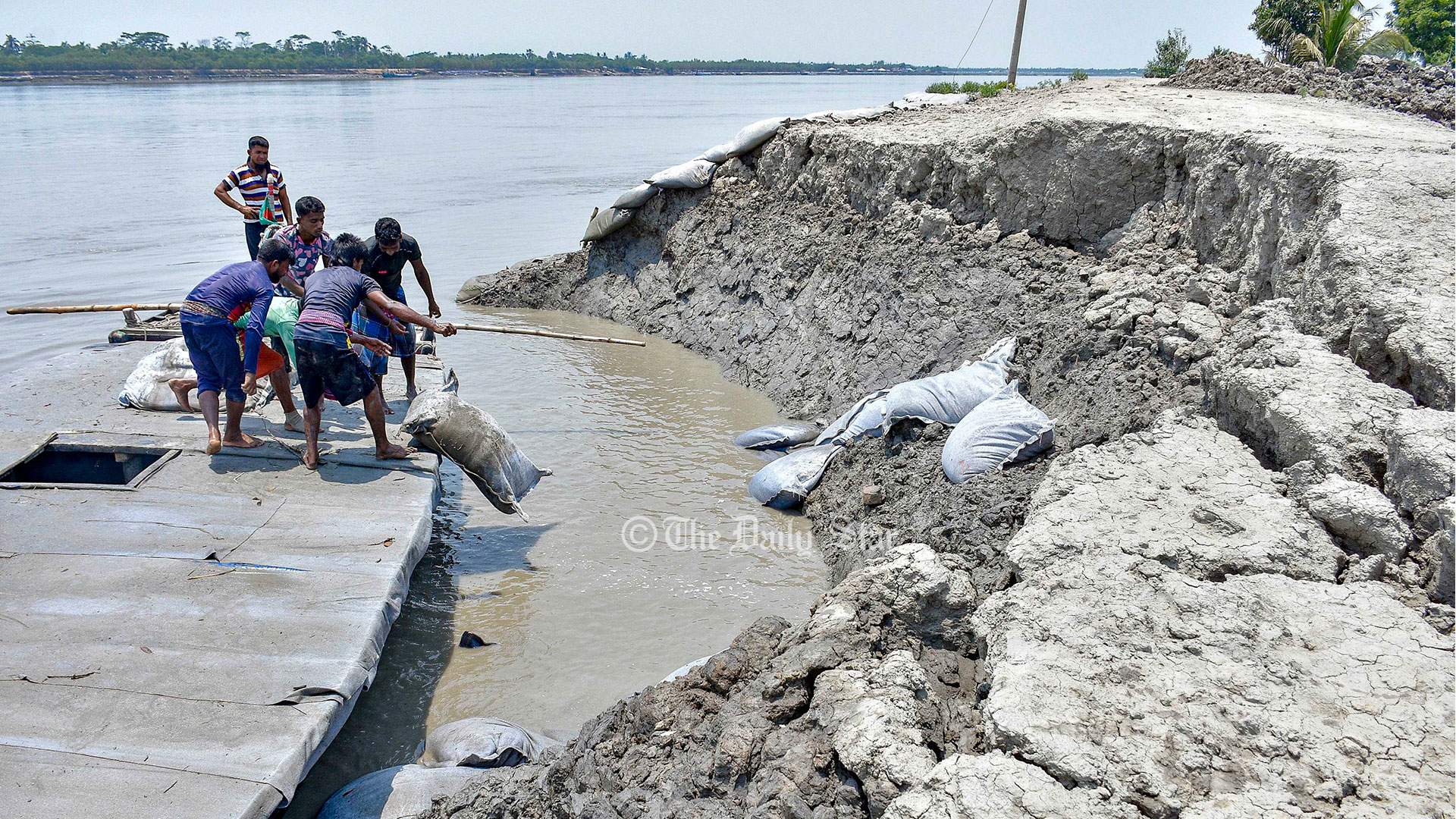 ঘূর্ণিঝড় মোখা: ঝুঁকিপূর্ণ বেড়িবাঁধে অরক্ষিত দক্ষিণ উপকূলে আতঙ্ক