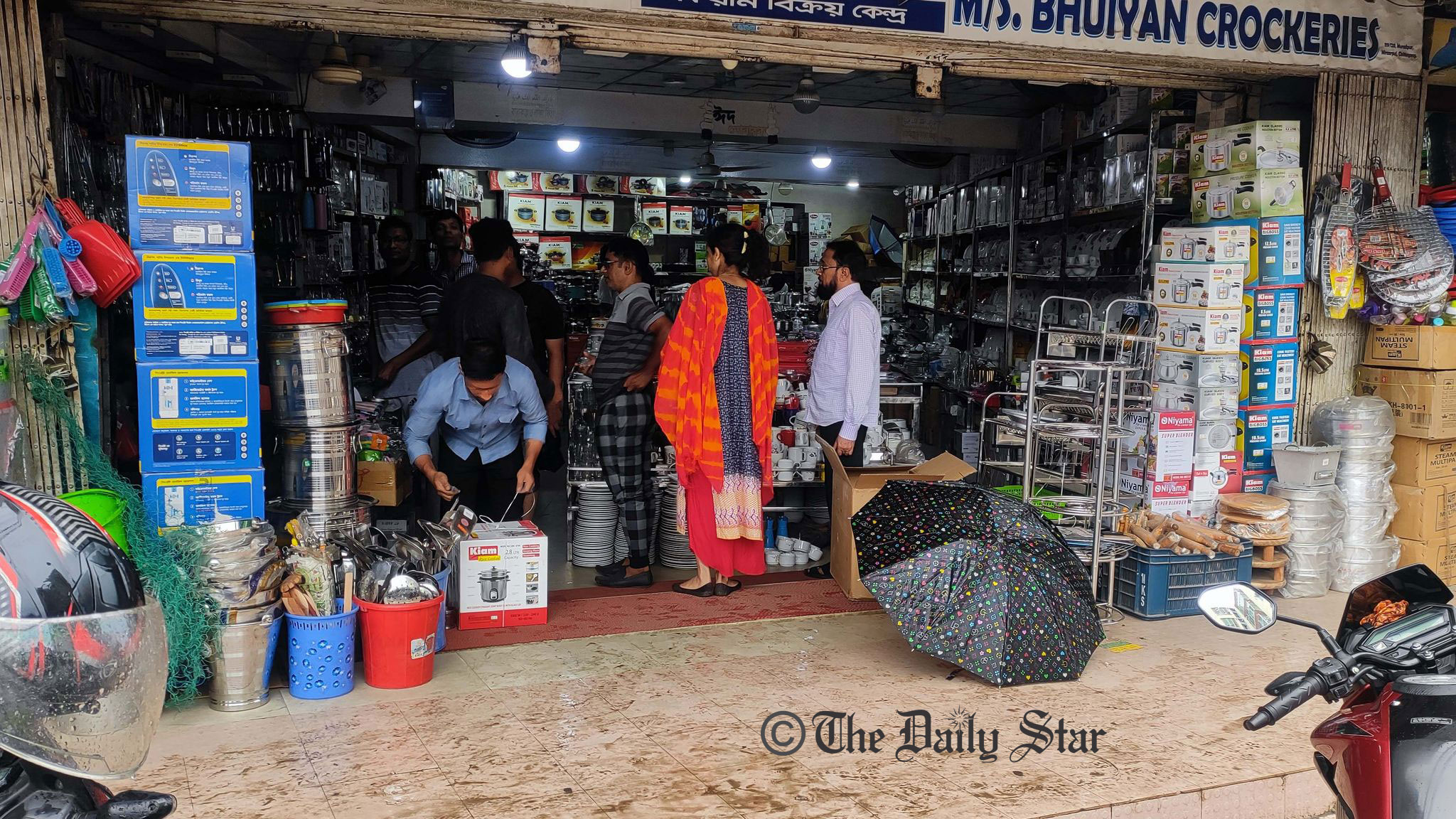 চট্টগ্রামে গ্যাস সংকট: কেরোসিনের চুলা নেই, ইনডাকশন কুকারের দামও চড়া