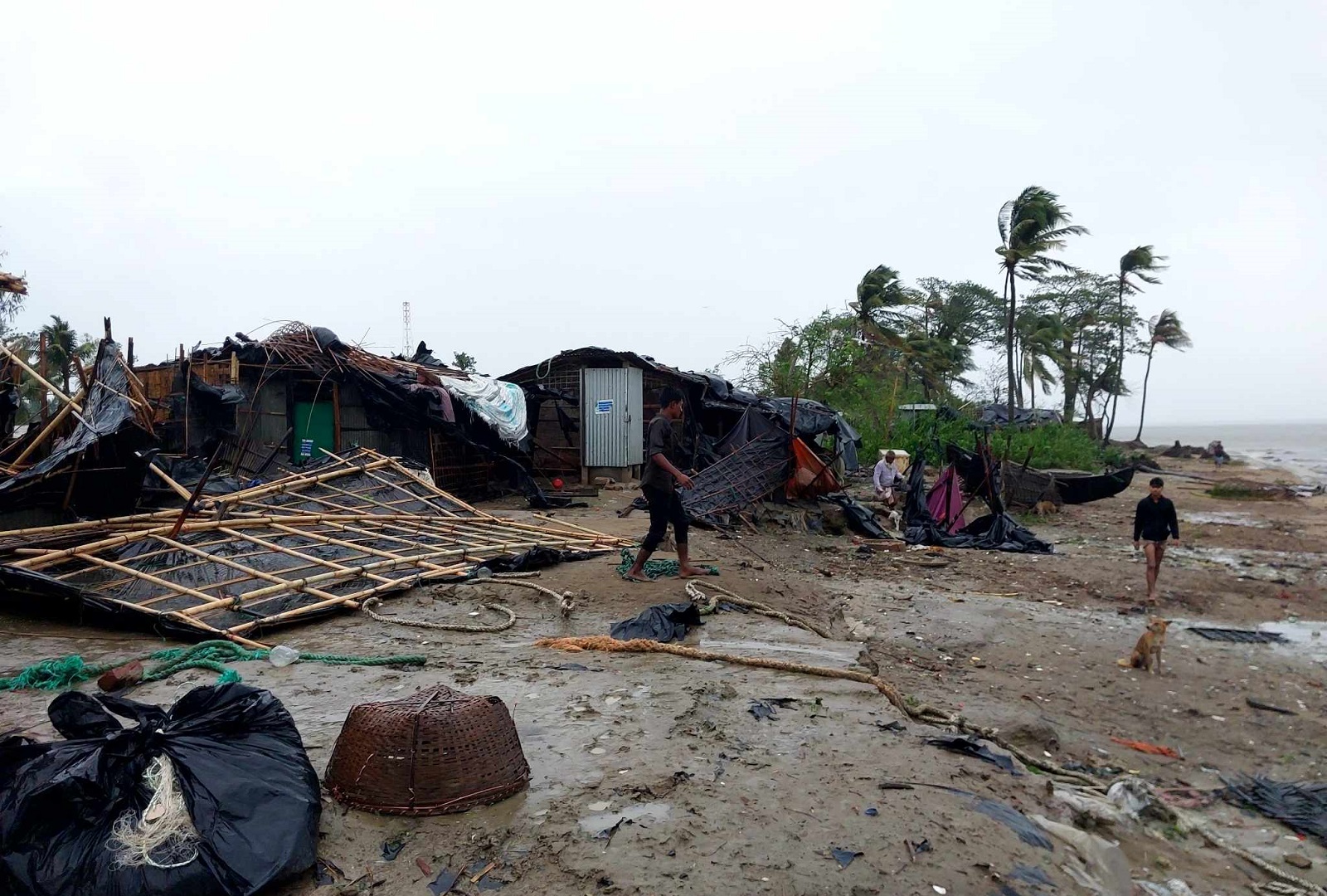 কক্সবাজারে আড়াই হাজার ঘরবাড়ি সম্পূর্ণ বিধ্বস্ত: জেলা প্রশাসন