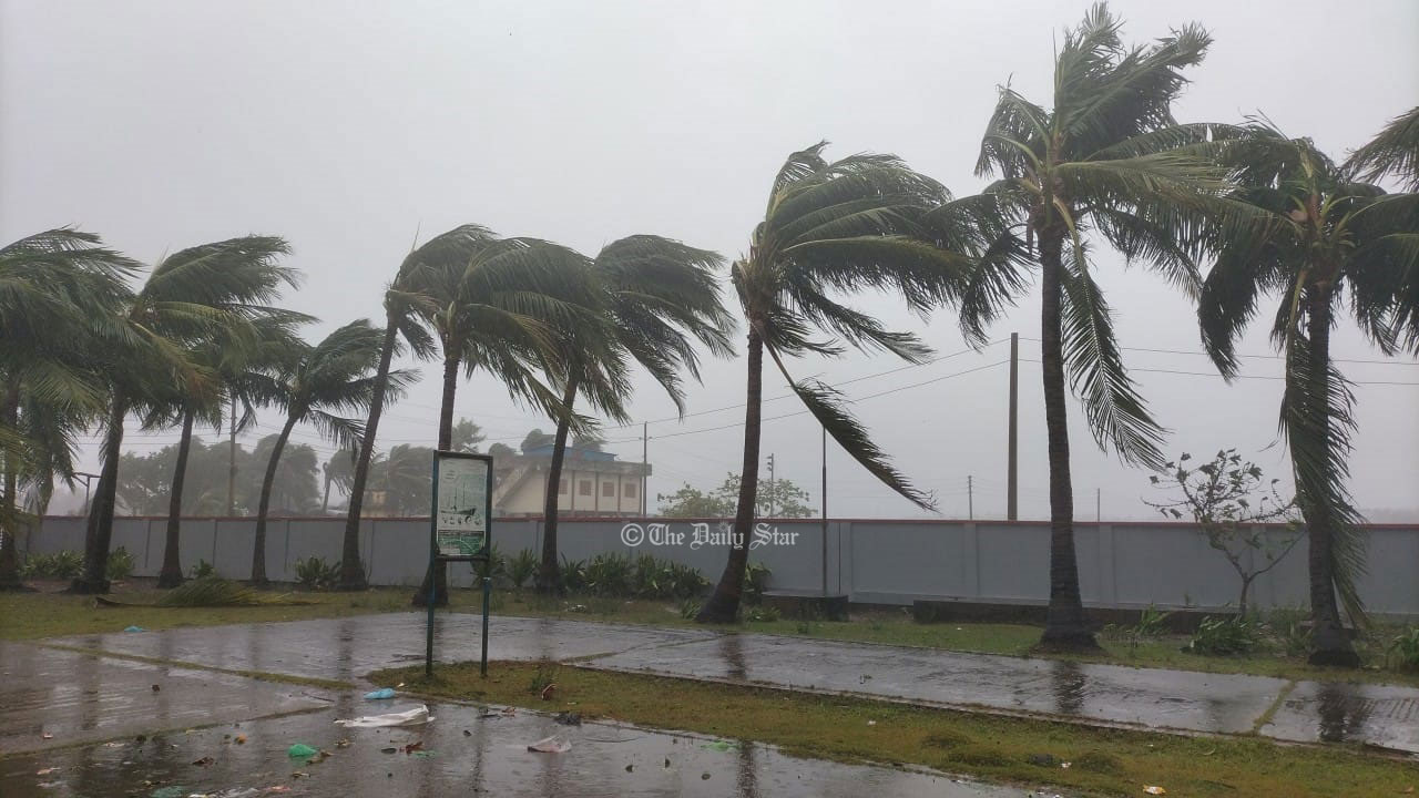 ‘বাতাস ভেজা বালি পর্যন্ত উড়িয়ে নিয়ে যাচ্ছে’