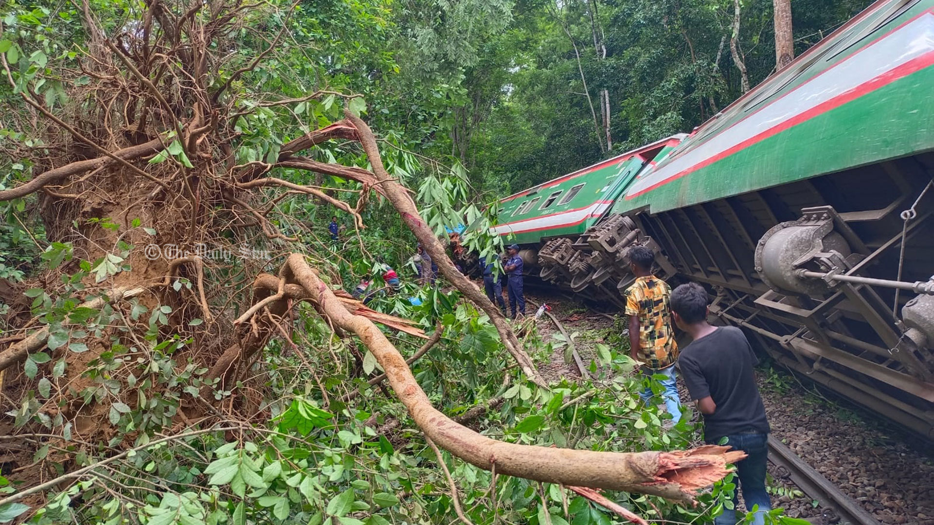 লাউয়াছড়ায় লাইনচ্যুত ট্রেনের বগি উদ্ধারে আরও ২-৩ ঘণ্টা লাগবে