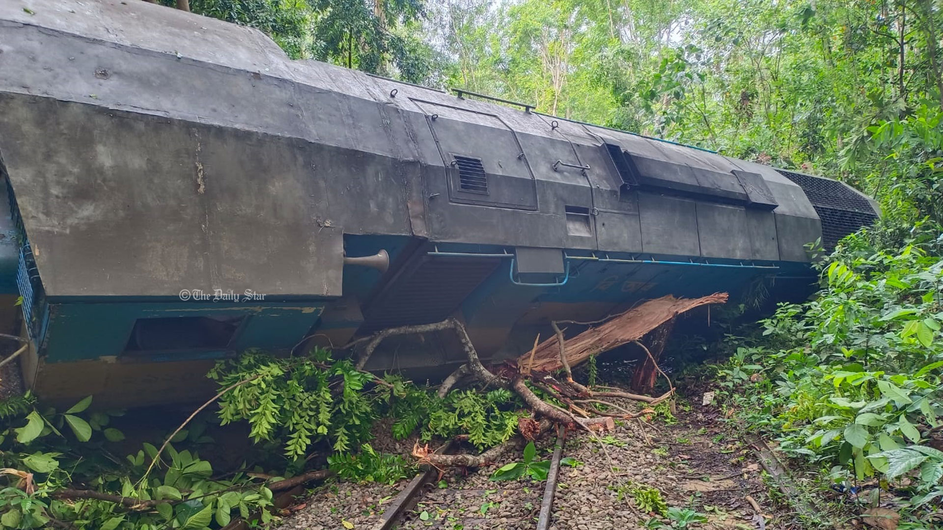 লাউয়াছড়ায় বগি লাইনচ্যুত: ৪ ট্রেনের যাত্রা বাতিল