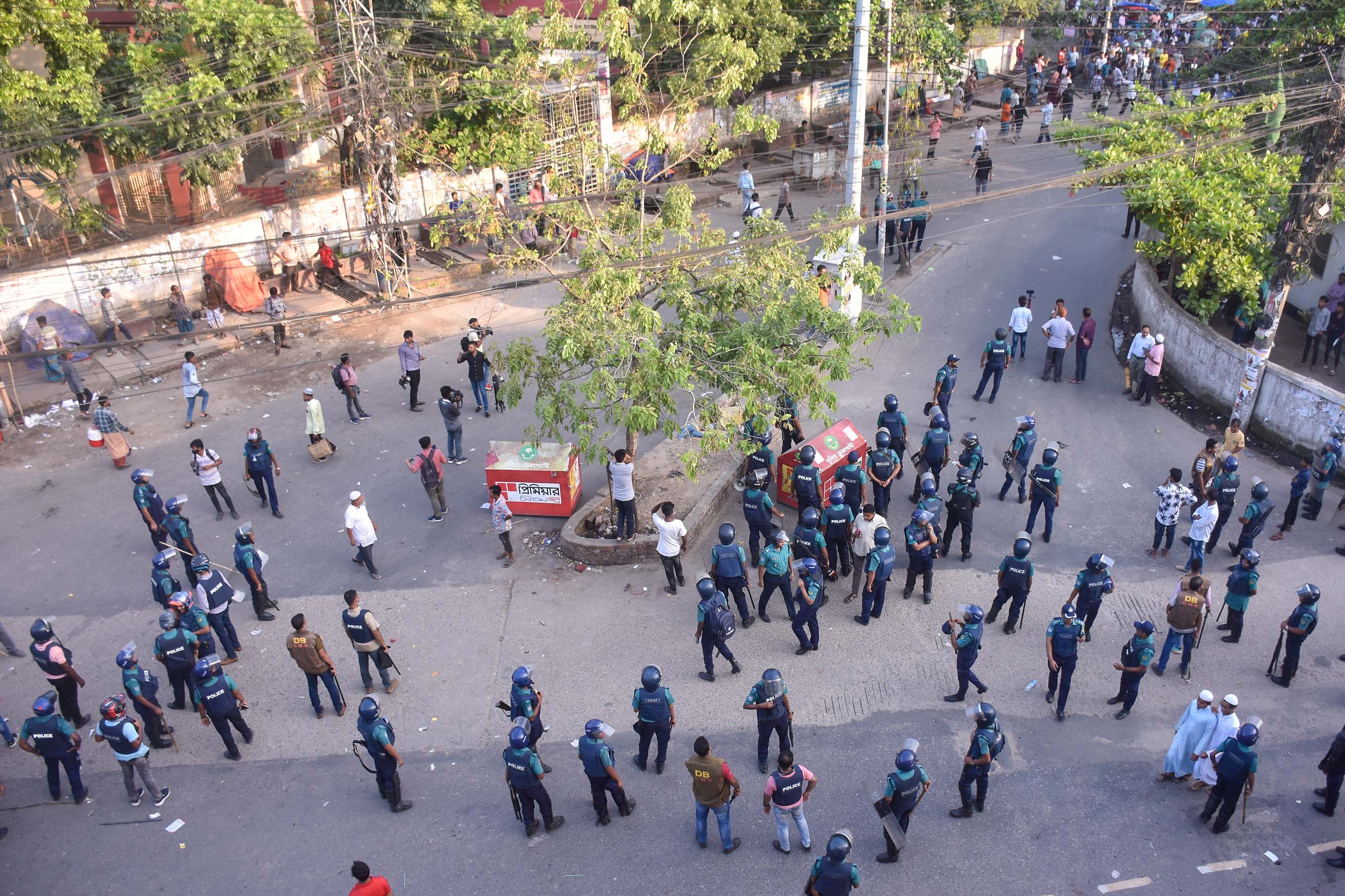 পুলিশের ওপর ‘পাথর ছোড়ায়’ বিএনপির নেতাকর্মীদের ধাওয়া