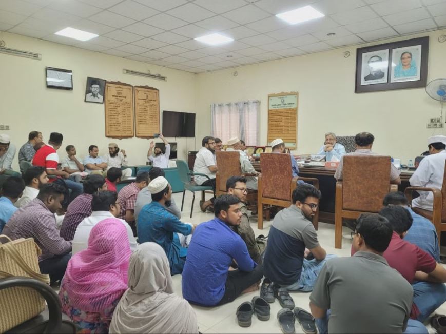 পদোন্নতির দাবিতে রুয়েট শিক্ষকদের ভিসি কার্যালয়ে অবস্থান