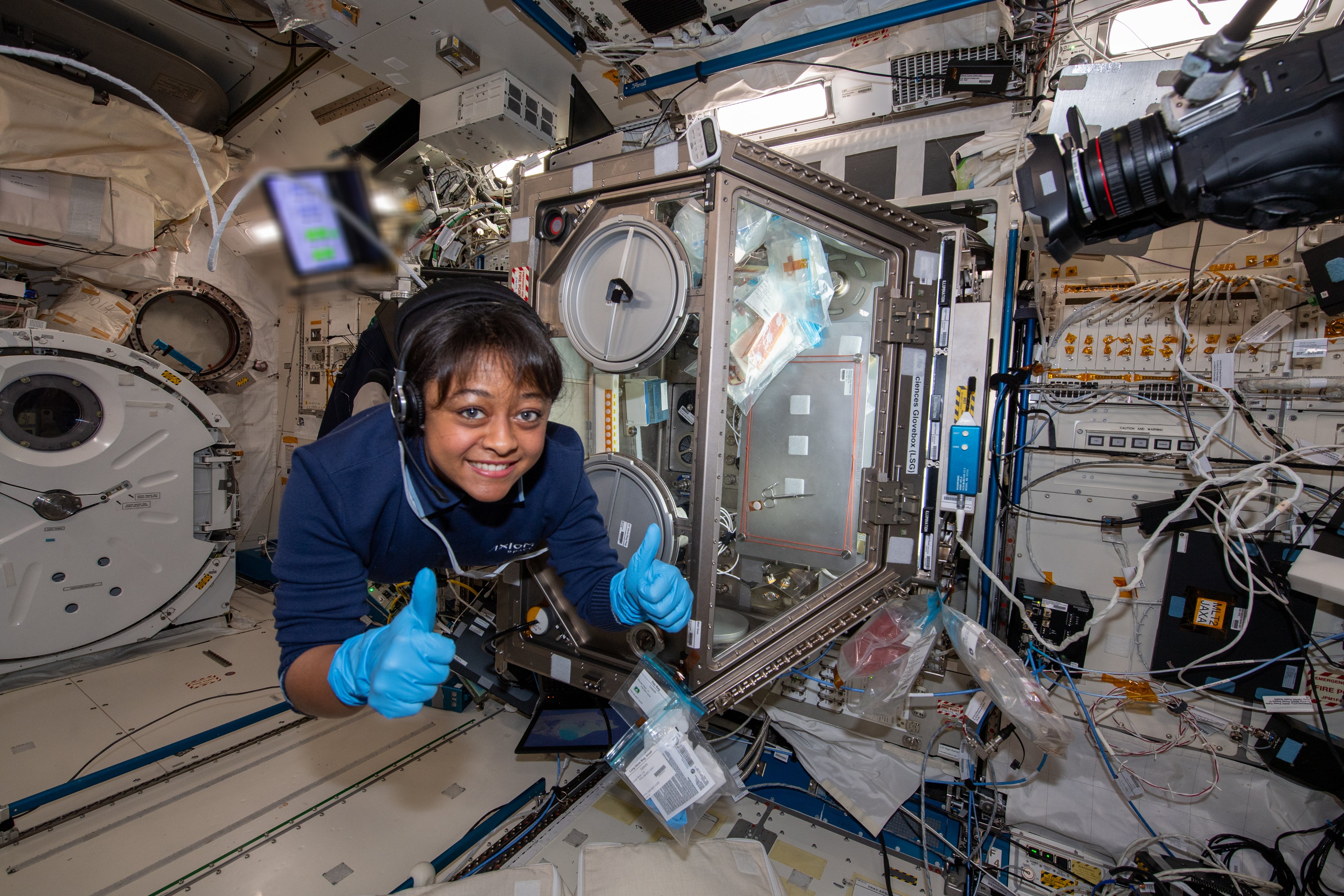 মহাকাশ অভিযান শেষে ফিরলেন সৌদি নভোচারী রায়ানাহ