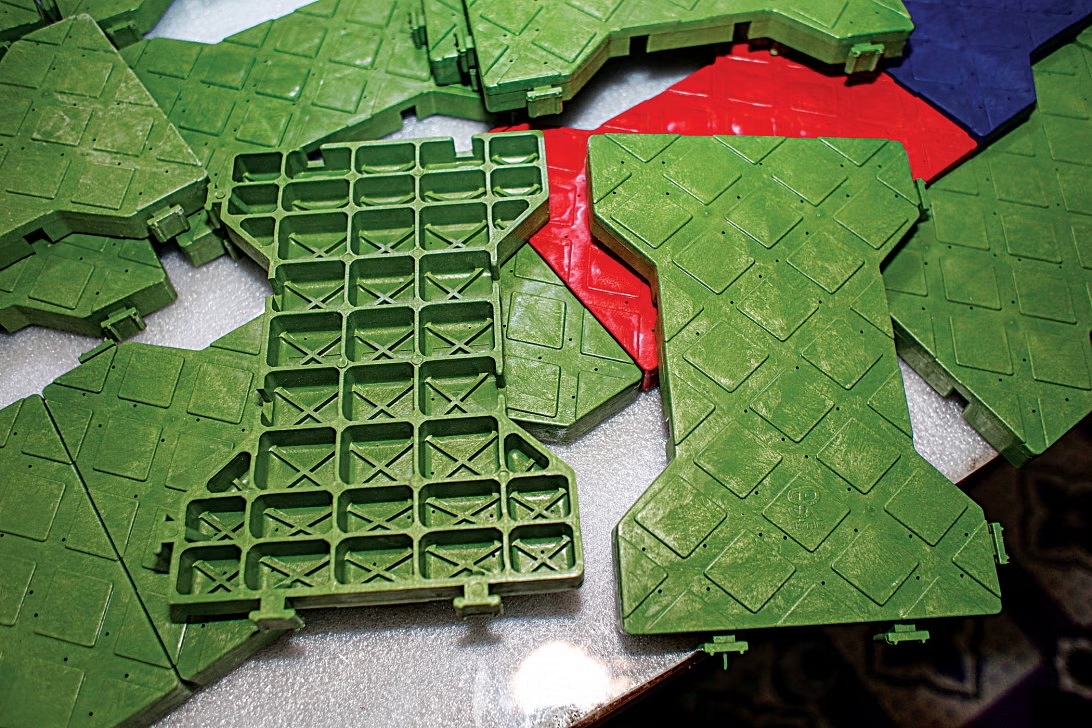 ফেলে দেওয়া প্লাস্টিক থেকে টাইলস