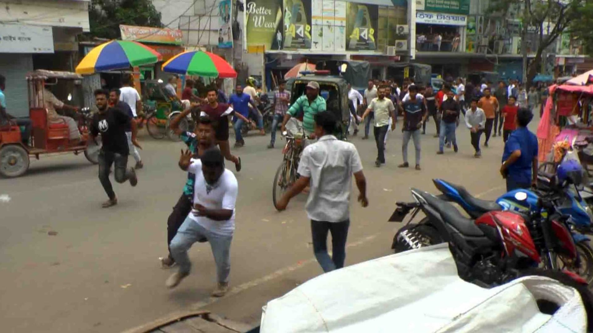 পাবনায় বিএনপির কর্মসূচি শেষে যুবলীগ-ছাত্রলীগের হামলা, আহত ২০