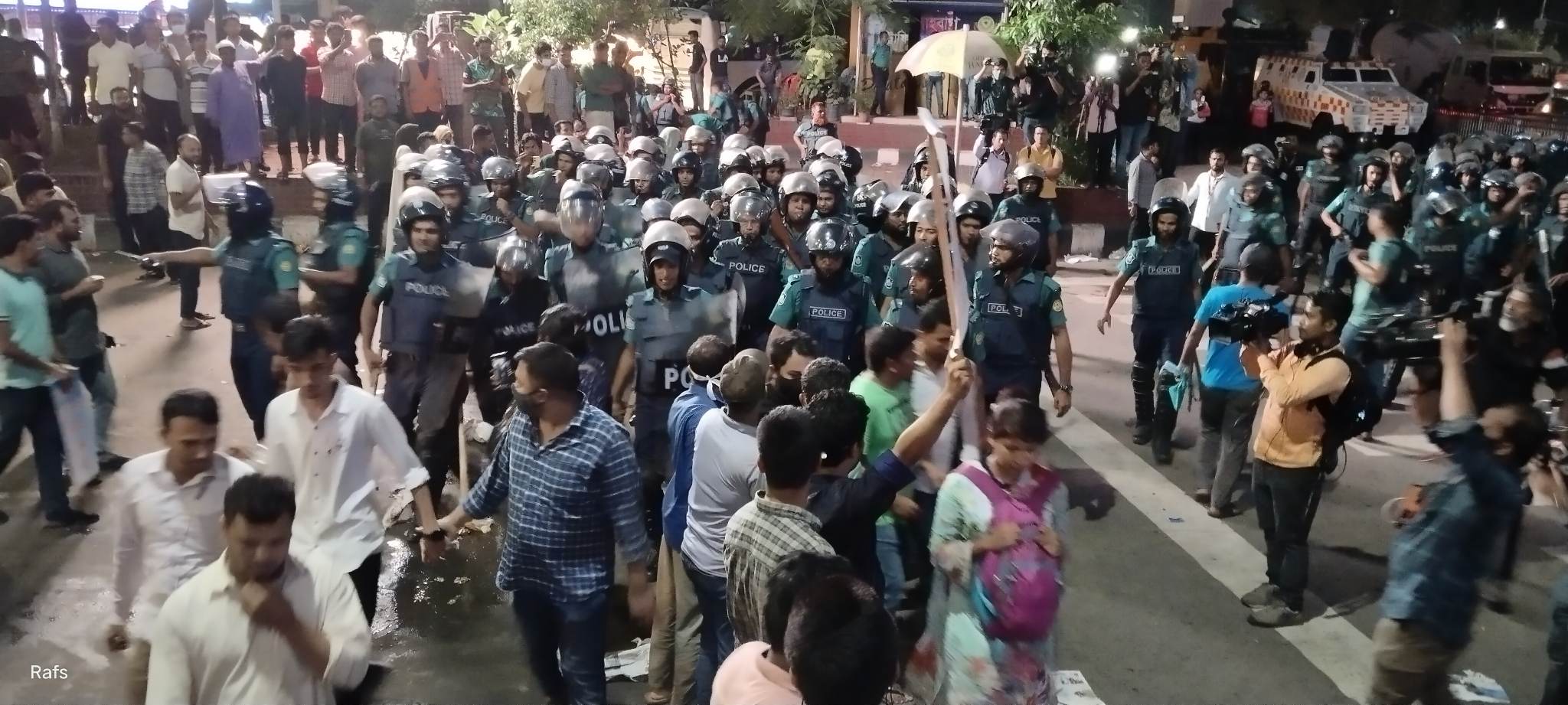 শাহবাগ থেকে আন্দোলনকারীদের সরিয়ে দিয়েছে পুলিশ