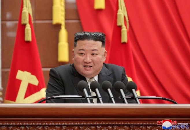 পুতিনের ‘হাত শক্তিশালী’ করতে চান কিম জং উন