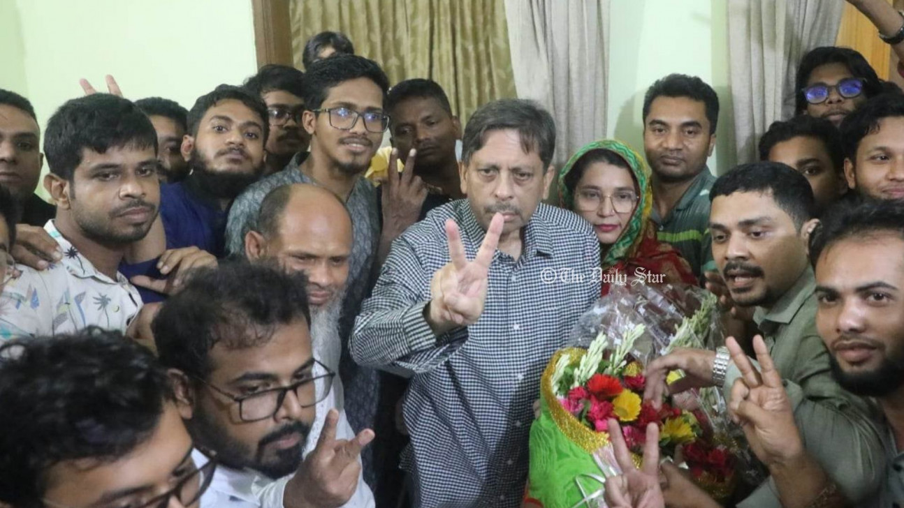 ‘বিরুদ্ধতার’ স্রোতে কীর্তনখোলার তীরে নৌকা ভিড়ল যেভাবে