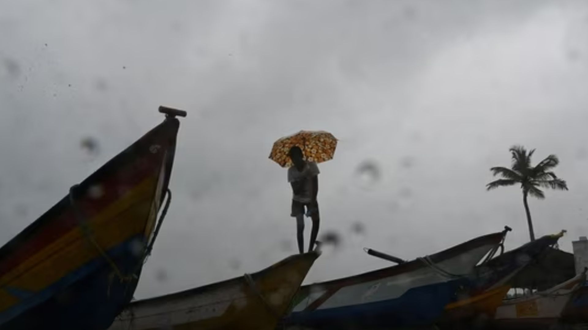 ভারত-পাকিস্তানে সন্ধ্যার মধ্যে আঘাত হানতে পারে ঘূর্ণিঝড়, সরানো হলো লাখো মানুষ