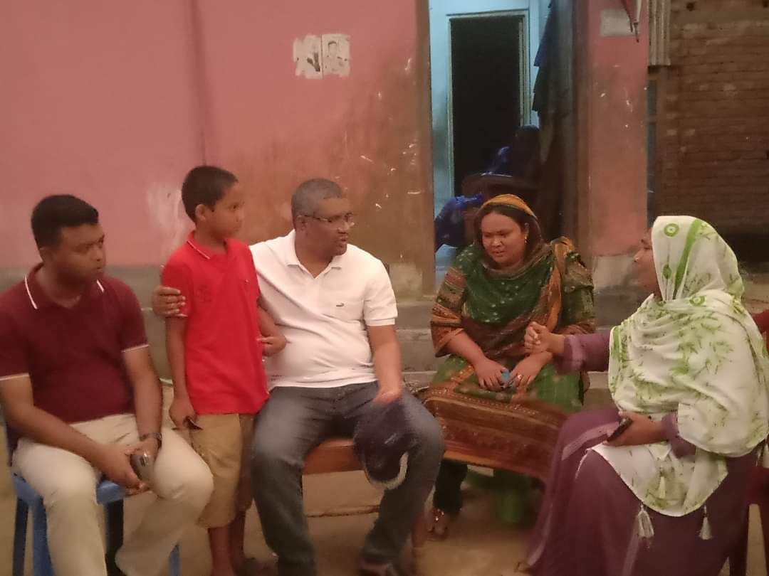 সাংবাদিক নাদিমের বাড়িতে পুলিশ সুপার, ৫০ হাজার টাকা দেওয়ার আশ্বাস