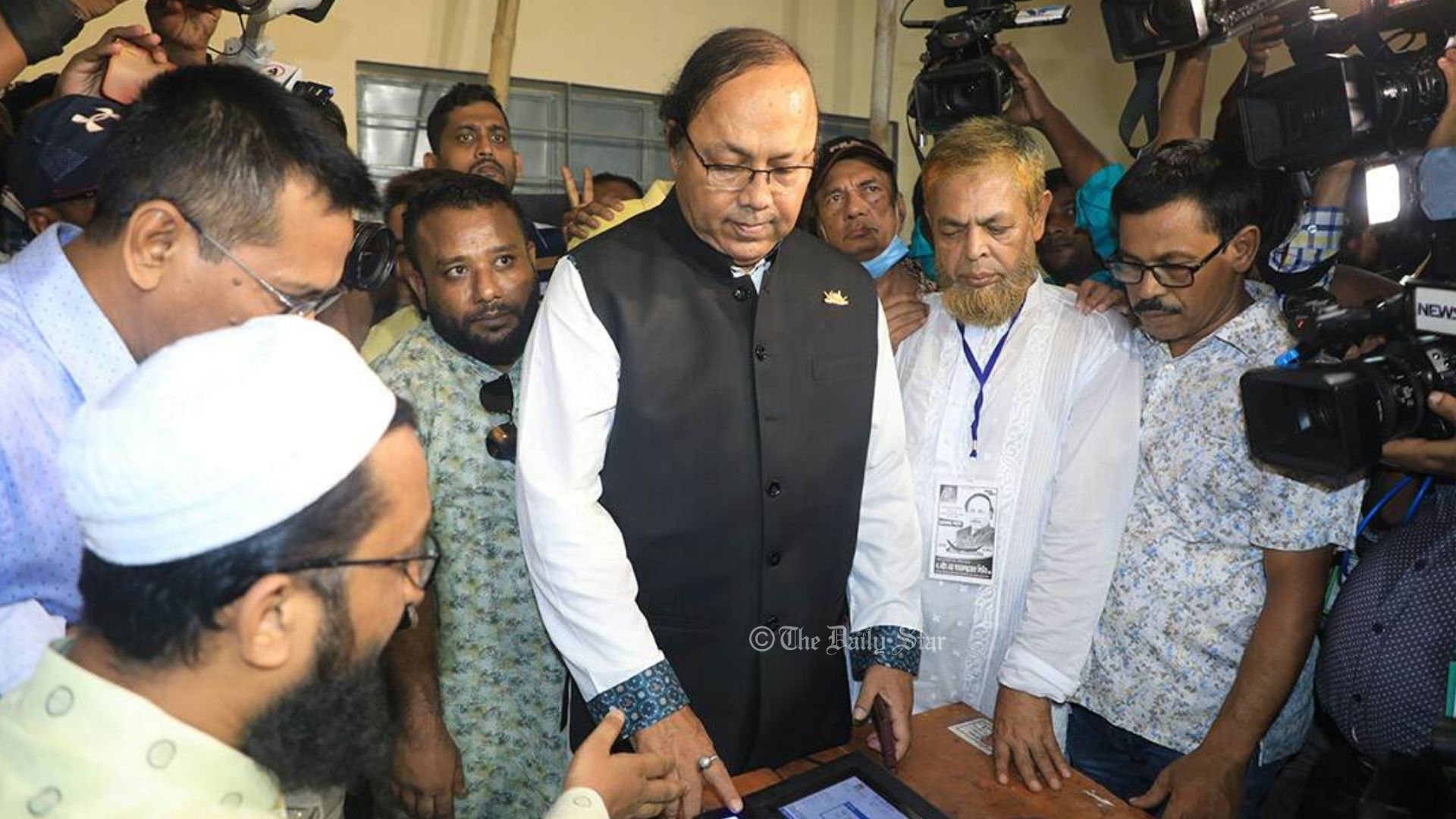 রাজশাহীতে ৮৬ কেন্দ্রে ৭৮ হাজার ভোটে এগিয়ে লিটন