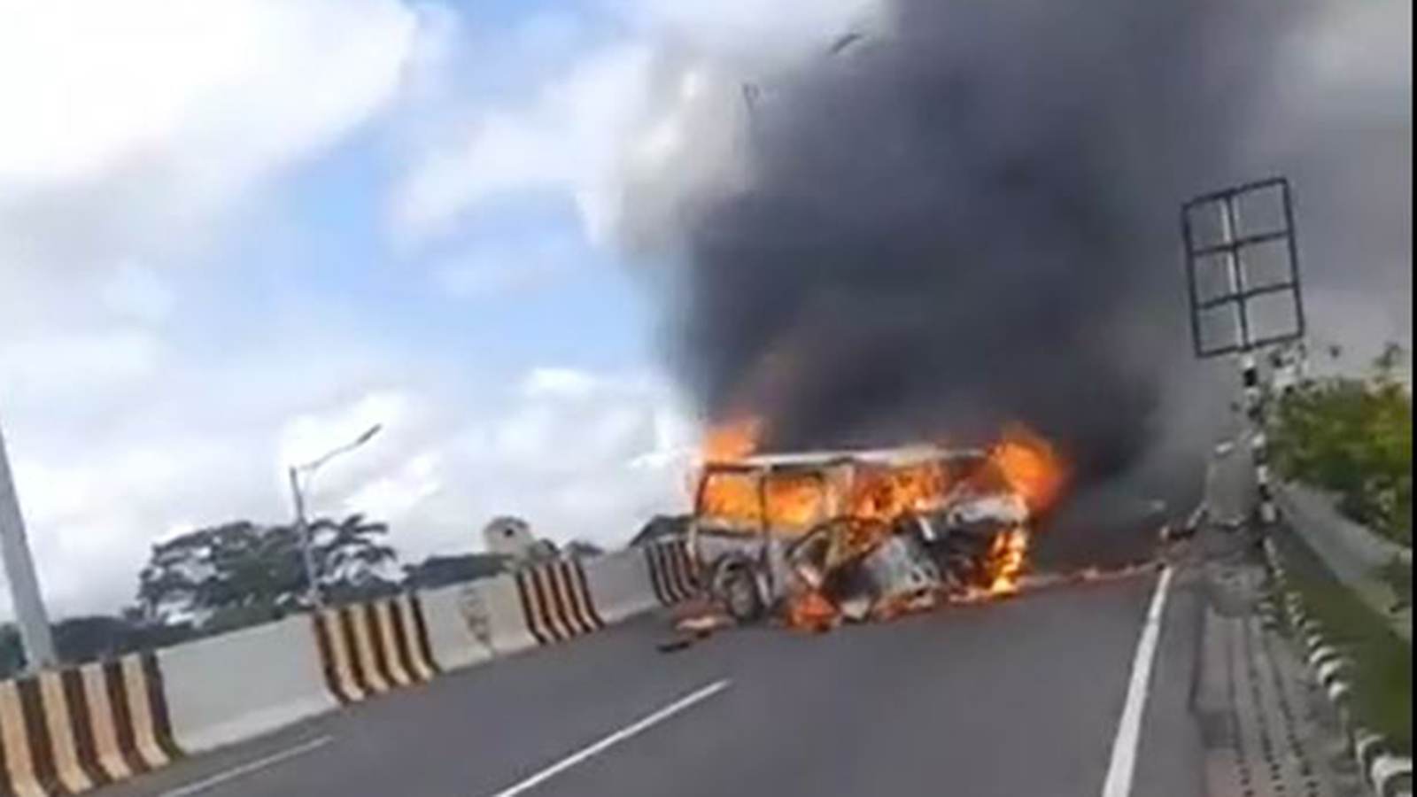 ফরিদপুরে অ্যাম্বুলেন্সে অগ্নিকাণ্ডে নিহত ৭