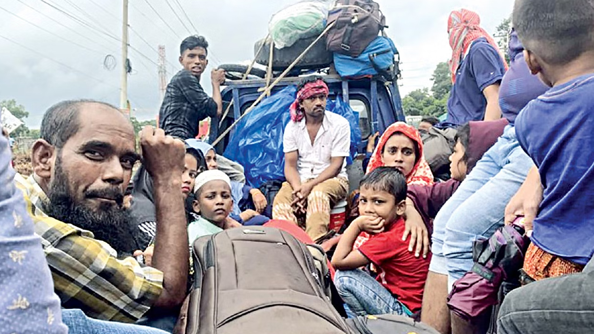 মঙ্গলবার ঢাকা ছেড়েছেন ১৯ লাখ ৫ হাজার সিম ব্যবহারকারী