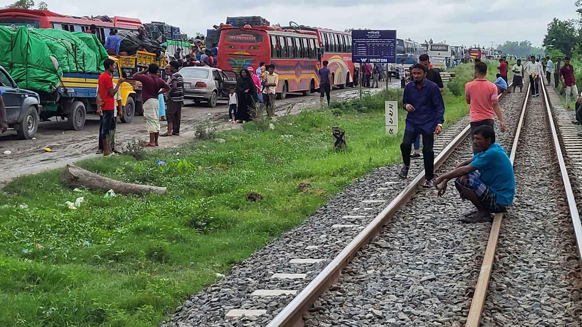 বঙ্গবন্ধু সেতুর পূর্ব প্রান্তে ৭ কিলোমিটার, ঢাকামুখী লেনে প্রায় ২২ কিলোমিটার যানজট