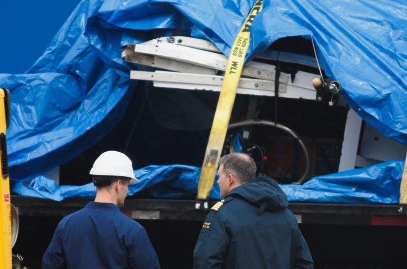 উপকূলে আনা হলো ডুবে যাওয়া সাবমেরিন টাইটানের ধ্বংসাবশেষ