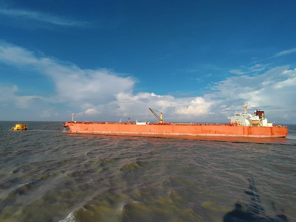 গভীর সমুদ্র থেকে পাইপলাইনে তেল খালাস শুরু