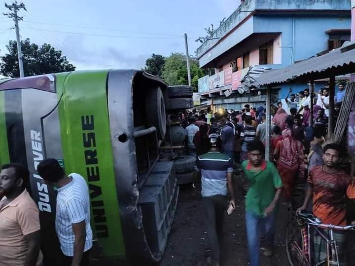 যশোরে বাস-ইজিবাইক সংঘর্ষে নিহত ৭