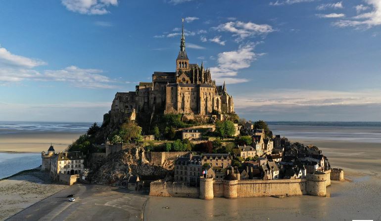 আটলান্টিকের বুকে ১ হাজার বছরের পুরোনো ফরাসি দুর্গ