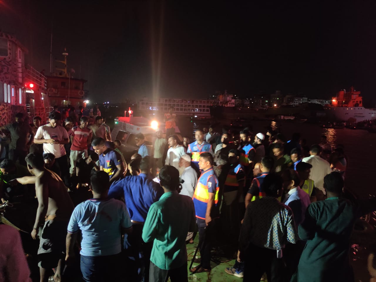 বুড়িগঙ্গায় অর্ধশতাধিক যাত্রীসহ ওয়াটার বাসডুবি