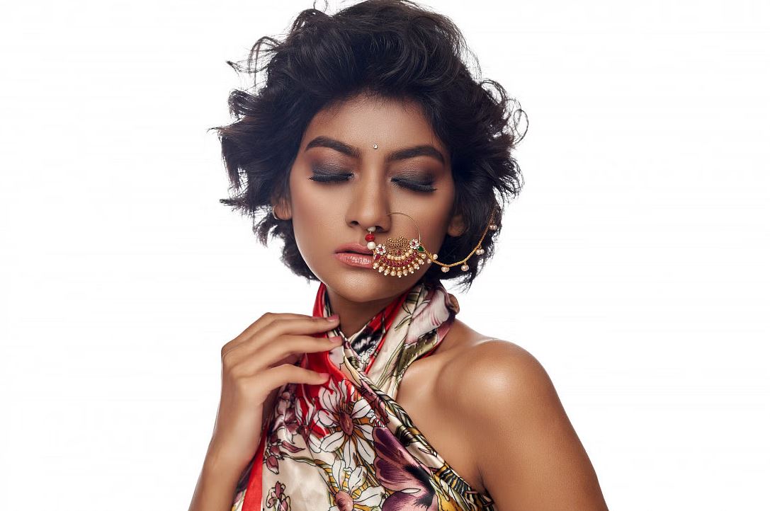 বৈচিত্র্যপূর্ণ নাকফুলে সাজের ভিন্নতা