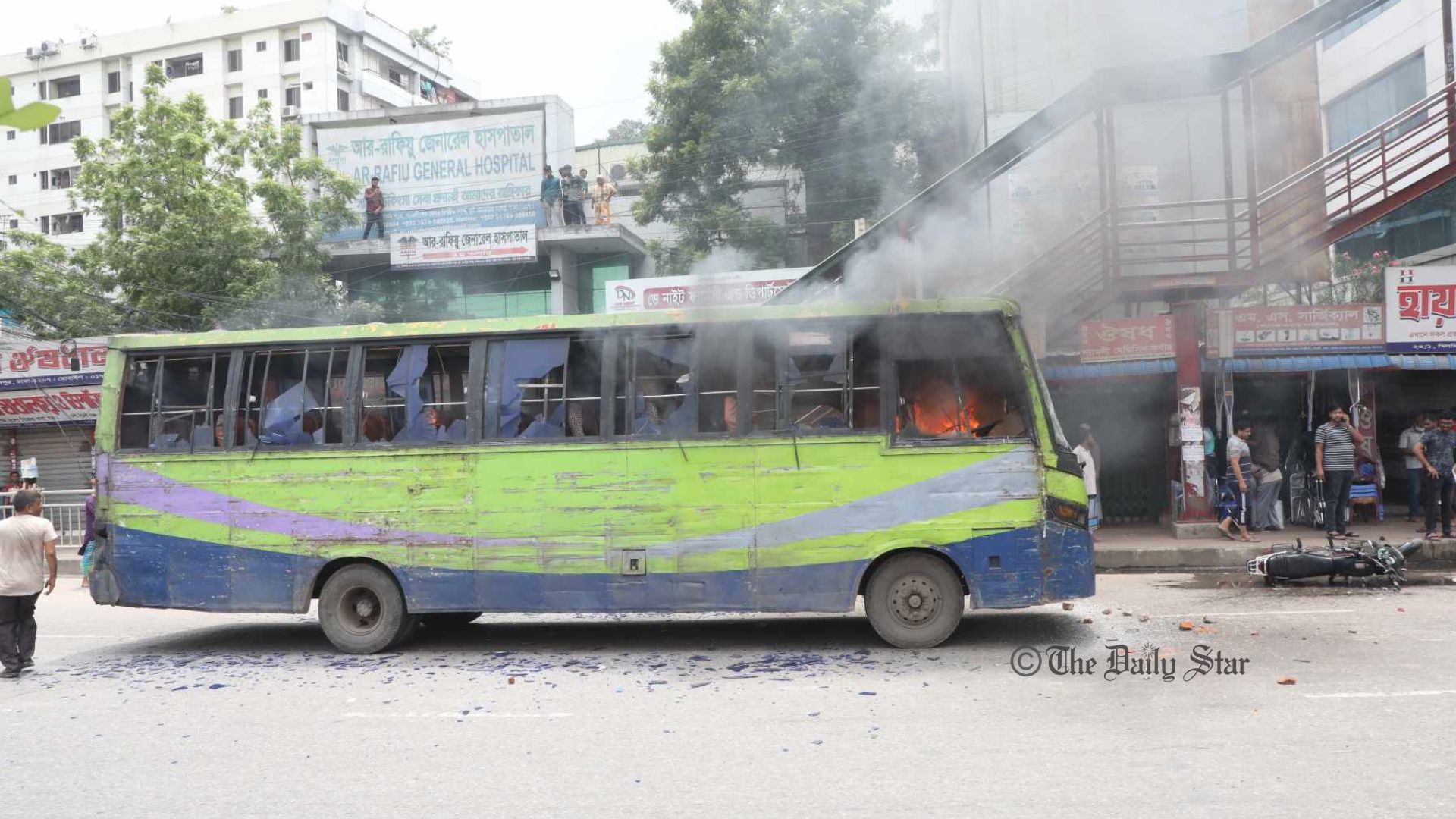 শ্যামলীতে পুলিশের গাড়ি ভাঙচুর, বাসে আগুন