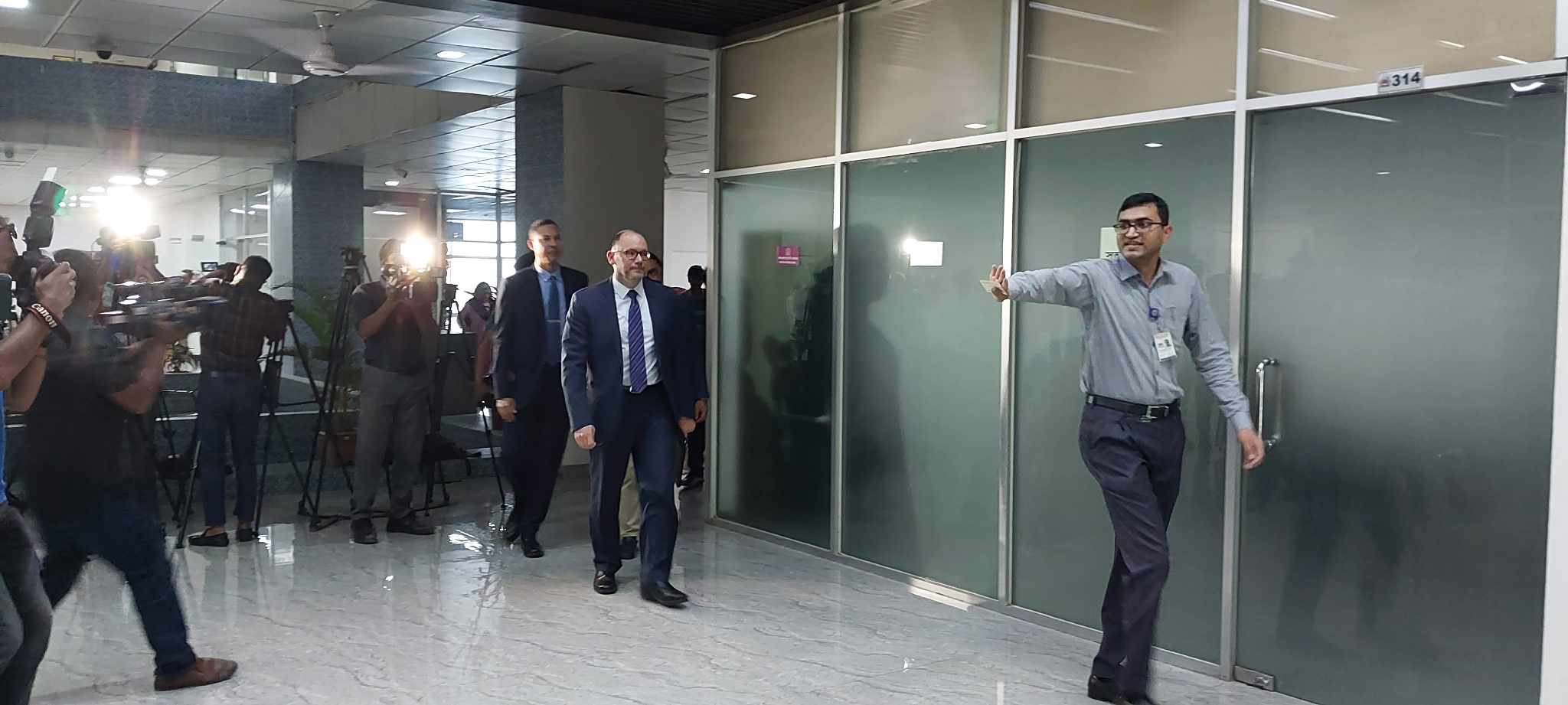 সিইসির সঙ্গে বৈঠক করতে নির্বাচন কমিশনে পিটার হাস