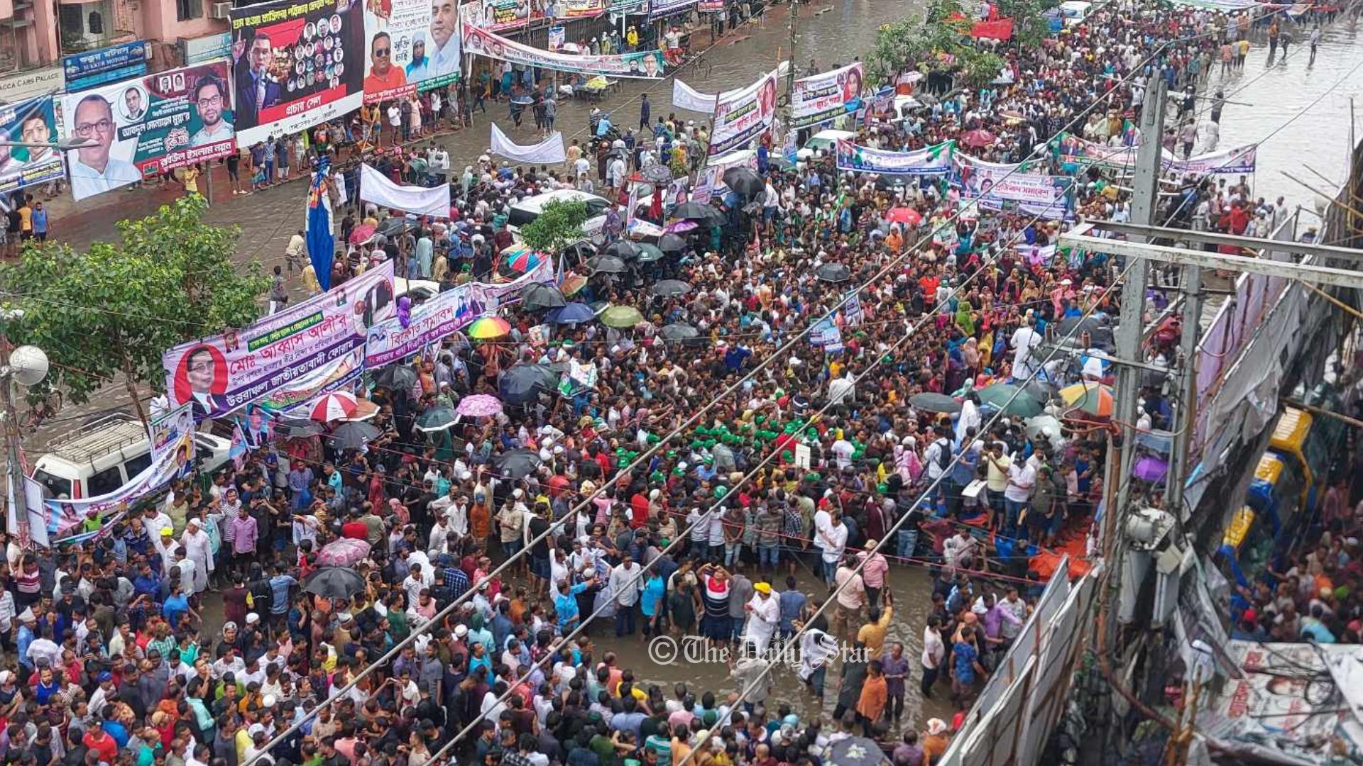 বৃষ্টি উপেক্ষা করে নয়াপল্টনে বিএনপির সমাবেশ