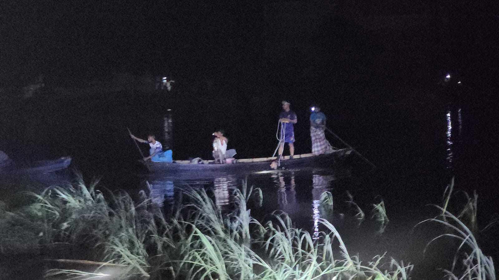 মুন্সিগঞ্জে ‘৪৬ যাত্রী’ নিয়ে পিকনিকের ট্রলারডুবি, ২ শিশুসহ ৮ জনের মরদেহ উদ্ধার