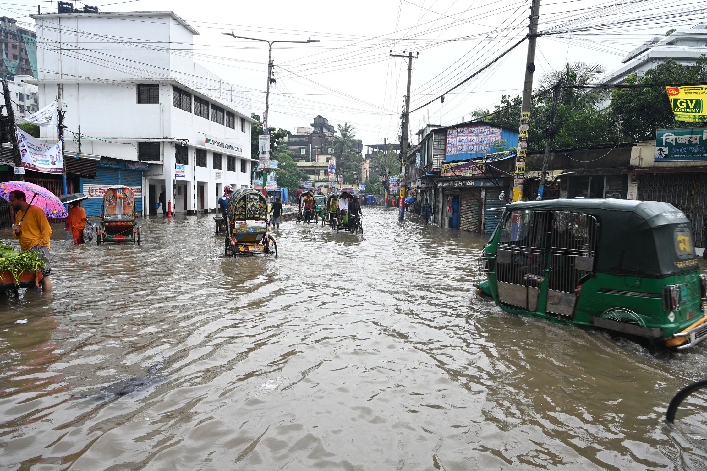 প্রবল বৃষ্টিতে টানা দ্বিতীয় দিন ডুবল চট্টগ্রাম নগরী