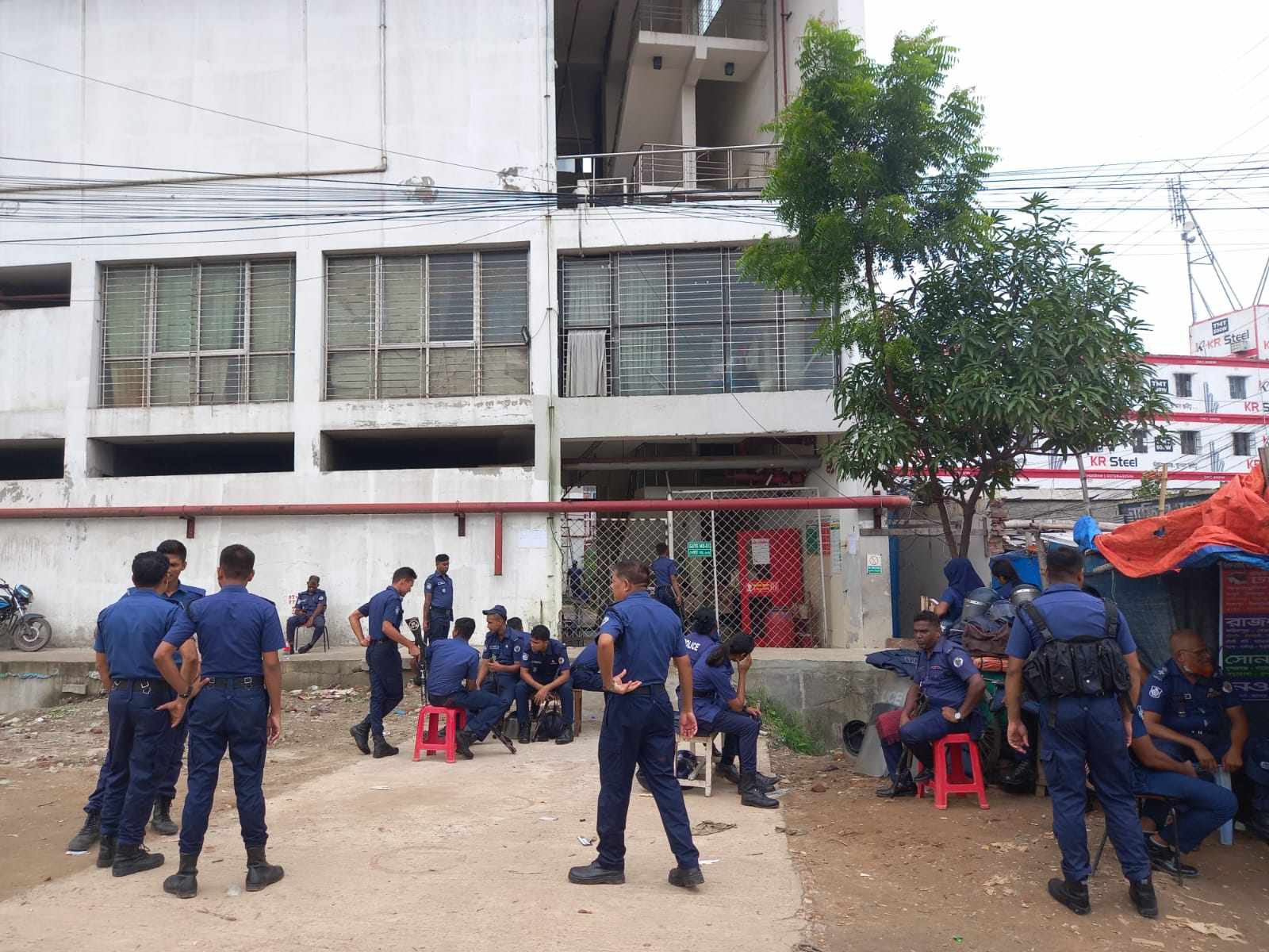 সাভারে বেতন দাবিতে শ্রমিকদের বিক্ষোভ, পুলিশের সঙ্গে সংঘর্ষে আহত ২০