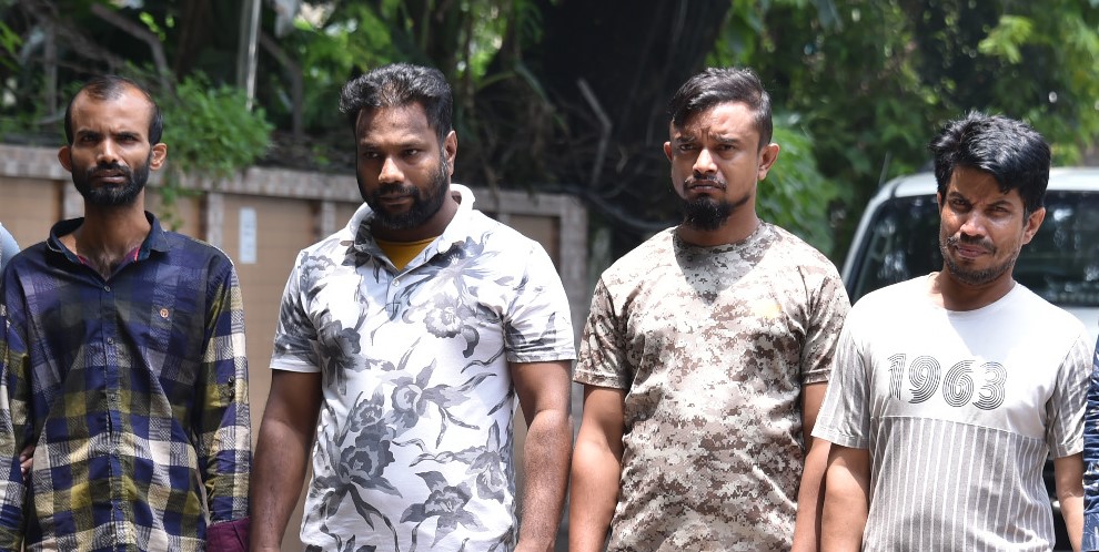 দুদক কর্মকর্তা পরিচয়ে সরকারি কর্মকর্তাদের সঙ্গে প্রতারণা, গ্রেপ্তার ৪