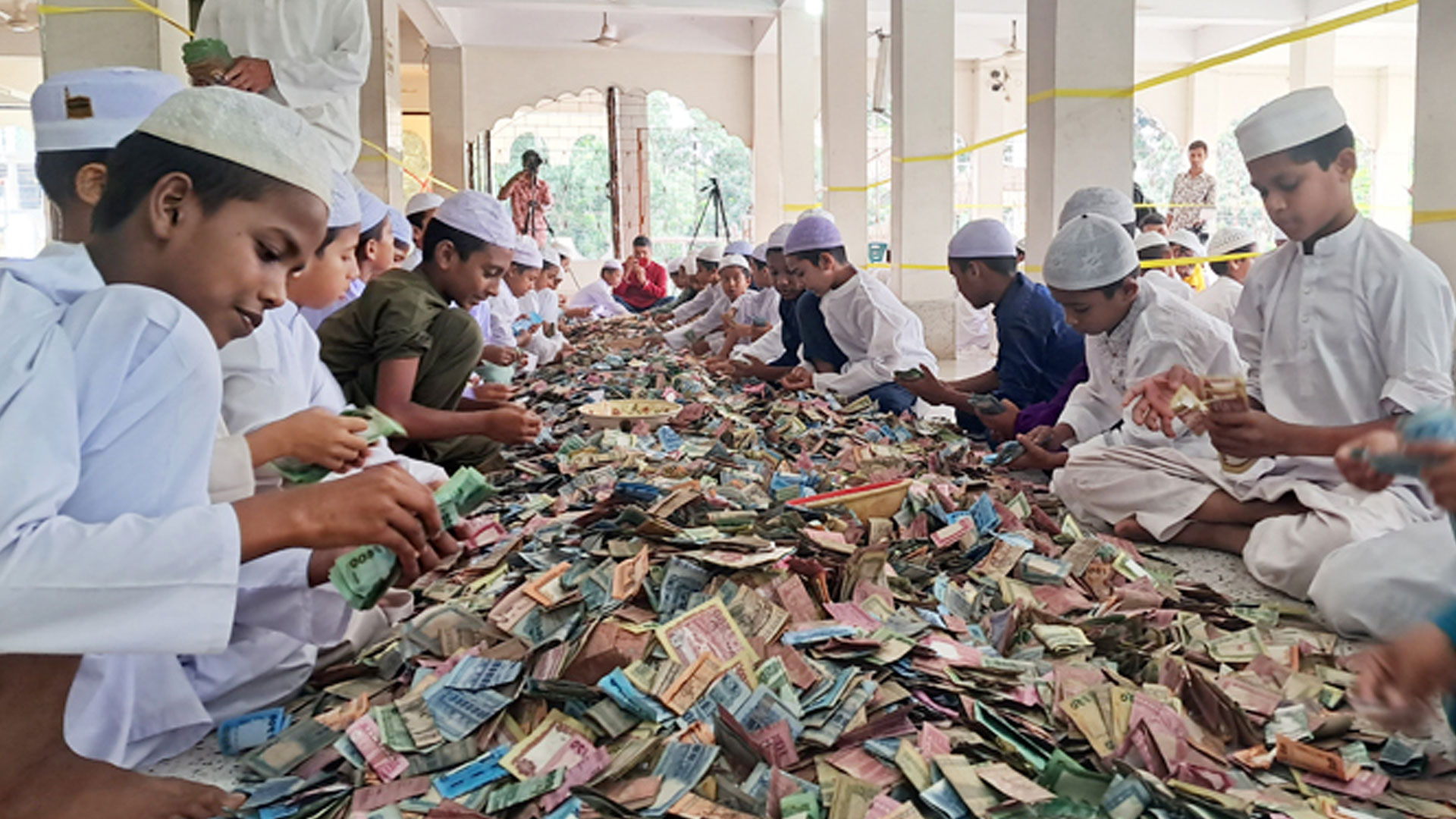 পাগলা মসজিদের ৮ দানবাক্সে সর্বোচ্চ ২৩ বস্তা টাকা, চলছে গণনা