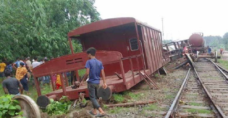 যশোরে বগি লাইনচ্যুত, খুলনার সঙ্গে সারা দেশের রেল যোগাযোগ বন্ধ