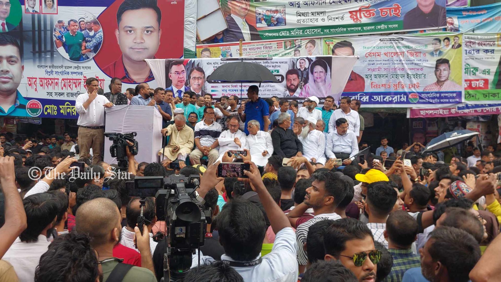 বৃষ্টি উপেক্ষা করে নয়াপল্টনে বিএনপি নেতাকর্মীরা, কালো পতাকা মিছিল শুরু